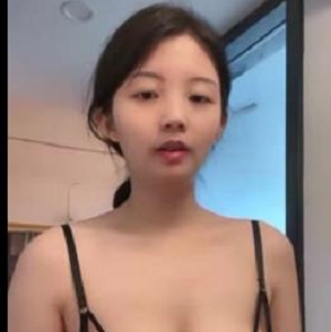 性感女王用鞭子抽打粉丝的美女项圈