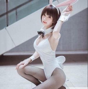 柚子猫加藤惠COSER：颜值身材排行版大米米：小翘臀大长腿小蛮腰轻肉感粉嫩娇羞亲和力睡裙白色长袜小女仆：PK宠物猫